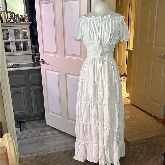 Dresses & Skirts - Elegant White Off-Shoulder Maxi Dress